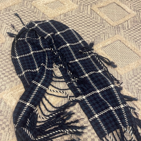 Abercrombie & Fitch Classic Navy Blue White Tartan Plaid Chunky Knit Scarf - Picture 2 of 5